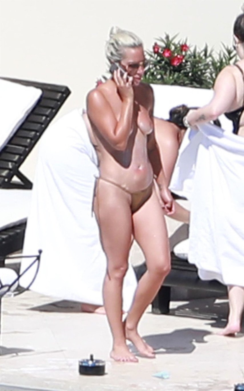 1. Леди Гага загорает топлес у бассейна в Мексике