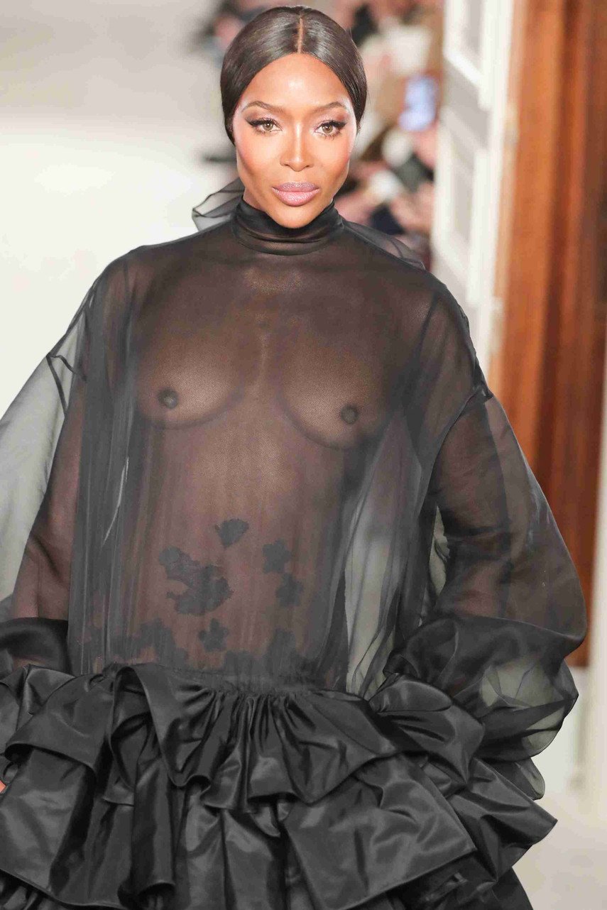 1. Наоми Кэмпбелл в прозрачном платье на показе Valentino