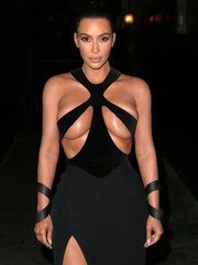 Винтажное «полуголое» платье Ким Кардашьян на церемонии Hollywood Beauty Awards