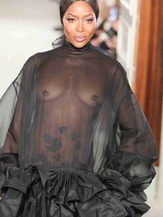 Наоми Кэмпбелл в прозрачном платье на показе Valentino