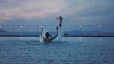 4. Раздетая  Энн Хэтэуэй прыгает в воду – Один день