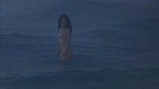Обнаженная Сальма Хайек купается в море