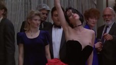 1. Джоэнна Гоуинг танцует с обнаженной грудью на публике – Шантаж