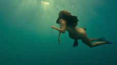 1. Полностью голые Келли Брук и Райли Стил под водой – Пираньи 3D