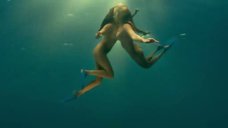 2. Полностью голые Келли Брук и Райли Стил под водой – Пираньи 3D