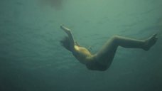 Сексуальная Анастасия Вертинская под водой