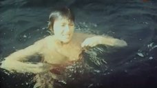 4. Лариса Гузеева поправляет купальник под водой – Соперницы