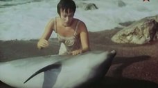 Мокрая Лариса Гузеева спасает дельфина
