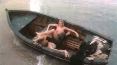 Обнаженная Марина Майко в лодке