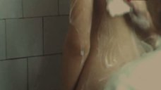 2. Анну Тихонову моют в ванной – Белые вороны