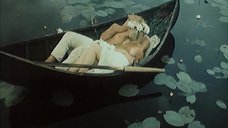 Елена Кондулайнен плавает в лодке топлес