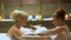 Анна Семенович и Эвелина Блёданс развлекаются в ванной