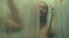 Светлана Рябова принимает душ