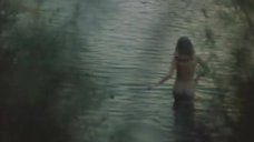 Обнаженная Анжелика Неволина заходит в воду