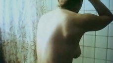 Ирина Алферова принимает душ