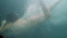 11. Голая Кейт Бекинсейл купается в озере – Дом призраков
