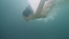 7. Голая Кейт Бекинсейл купается в озере – Дом призраков