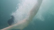 9. Голая Кейт Бекинсейл купается в озере – Дом призраков