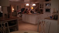 13. Интимная сцена с Тери Хэтчер на кухне – Отчаянные домохозяйки