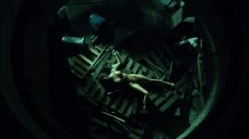 7. Обнаженная инопланетянка Хелена Мэттссон упала с высоты – Особь: Пробуждение