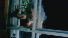 Полуголая Александра Захарова влетает в окно