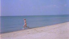 3. Полностью голая Александра Захарова бегает по пляжу – Серые волки