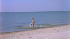 4. Полностью голая Александра Захарова бегает по пляжу – Серые волки
