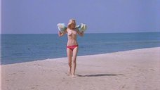 Полностью голая Александра Захарова бегает по пляжу