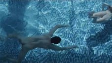 4. Ирина Виноградова плавает голой в бассейне – Отель