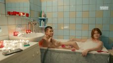 Ксения Суркова принимает ванну с женихом