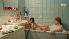 5. Ксения Суркова принимает ванну с женихом – Ольга