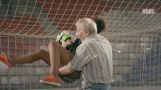 3. Екатерина Мадалинская и Елизавета Мартинес в лифчиках играют в футбол – Ольга