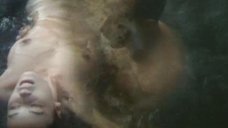 10. Полностью голая Инна Пиварс – Отражение в зеркале
