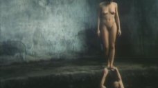 5. Полностью голая Инна Пиварс – Отражение в зеркале