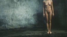6. Полностью голая Инна Пиварс – Отражение в зеркале