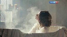 3. Мария Андреева принимает ванну в рубашке – София