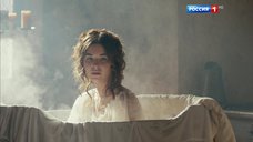 5. Мария Андреева принимает ванну в рубашке – София