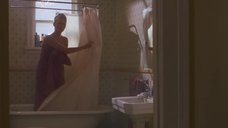 2. Мокрая Марли Шелтон в полотенце – День Святого Валентина (2001)