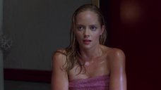 21. Мокрая Марли Шелтон в полотенце – День Святого Валентина (2001)