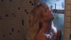 3. Голди Хоун принимает душ – Птичка на проводе
