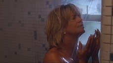 4. Голди Хоун принимает душ – Птичка на проводе