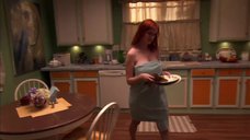 5. Кристина Хендрикс в полотенце – Кухня (2007)