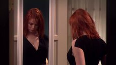 Кристина Хендрикс примеряет платья у зеркала