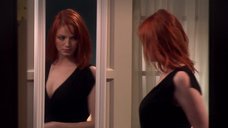 2. Кристина Хендрикс примеряет платья у зеркала – Кухня (2007)