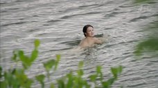 2. Евгения Брик купается обнаженной в реке – Долгий путь домой