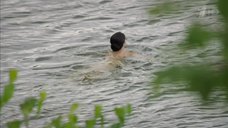 3. Евгения Брик купается обнаженной в реке – Долгий путь домой