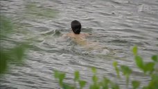 4. Евгения Брик купается обнаженной в реке – Долгий путь домой