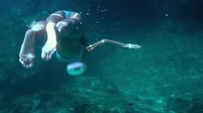 12. Секси Джессика Альба в голубом купальнике – Механик: Воскрешение