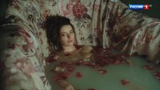 Марина Александрова принимает ванну