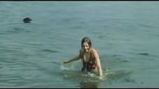 1. Секси Марина Дюжева выбегает из воды – Честный, умный, неженатый...